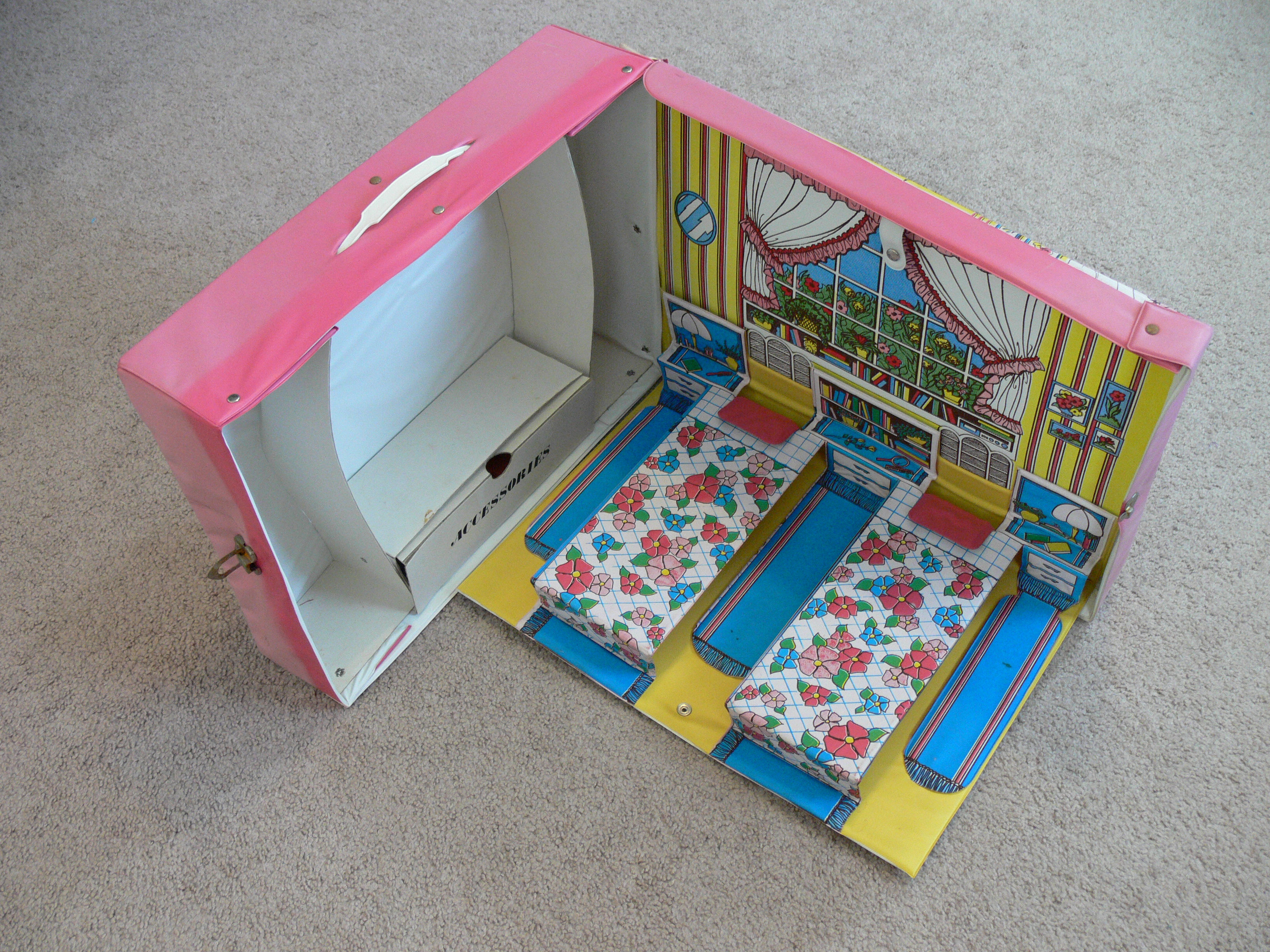 Pick Me! » Fashion Doll Bedroom Case: Barbie Loves It!