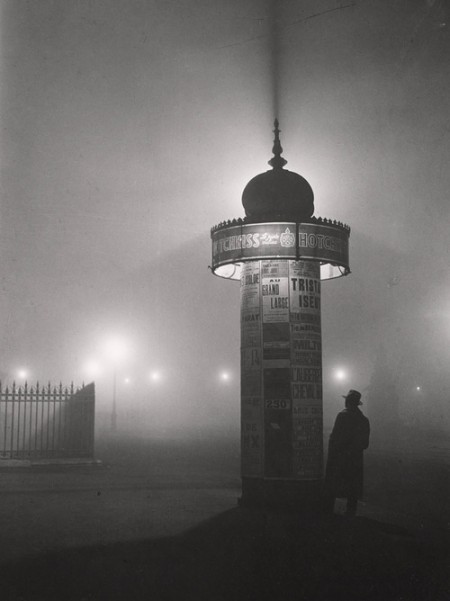 Colonne Morris dans le brouillard Paris  France circa 1933