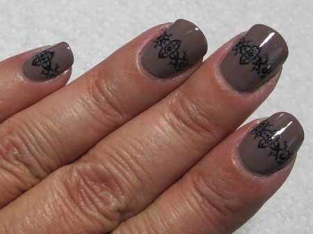 Commander in Chic Nails from Pick Me!